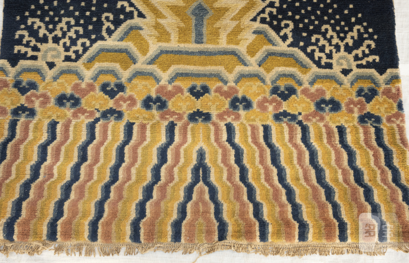 An unusual pair of pillar rugs - 图9